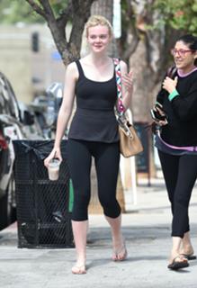 Elle Fanning feet photo thumbnail