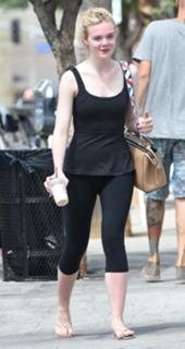 Elle Fanning feet photo thumbnail