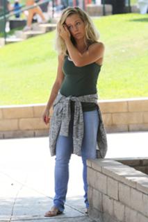 Kendra Wilkinson feet photo thumbnail