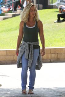 Kendra Wilkinson feet photo thumbnail