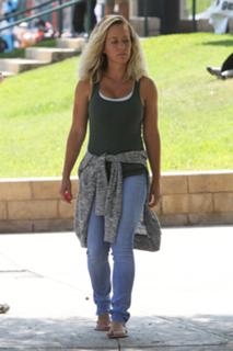 Kendra Wilkinson feet photo thumbnail