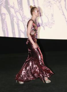 Elle Fanning feet photo thumbnail