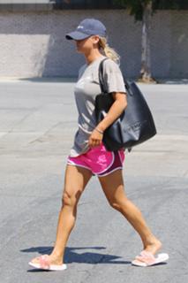 Kaley Cuoco feet photo thumbnail