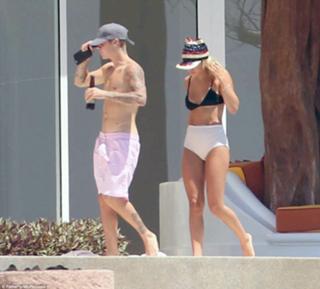 Sofia Richie feet photo thumbnail