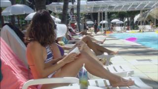 Isis Valverde feet photo thumbnail
