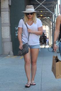 Hilary Duff feet photo thumbnail