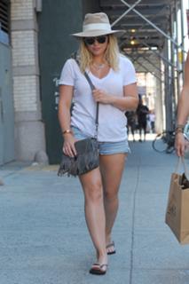 Hilary Duff feet photo thumbnail