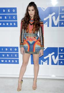 Hailee Steinfeld feet photo thumbnail