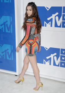 Hailee Steinfeld feet photo thumbnail