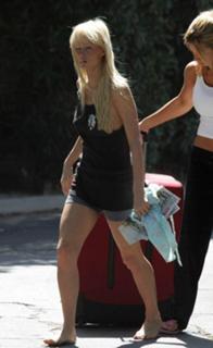 Paris Hilton feet photo thumbnail