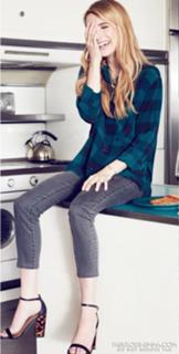 Emma Roberts feet photo thumbnail