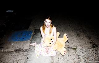Emma Roberts feet photo thumbnail