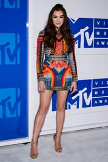 Hailee Steinfeld feet photo thumbnail