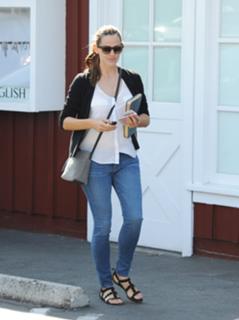 Jennifer Garner feet photo thumbnail