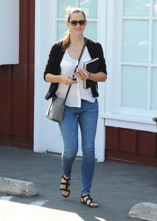 Jennifer Garner feet photo thumbnail