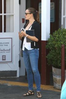 Jennifer Garner feet photo thumbnail