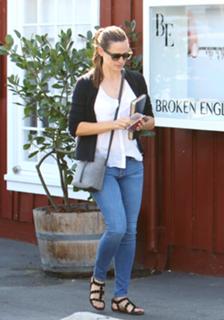 Jennifer Garner feet photo thumbnail