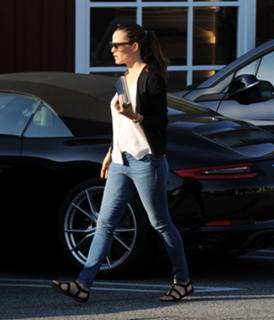 Jennifer Garner feet photo thumbnail