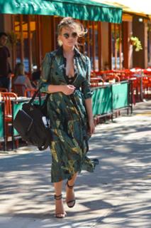 Chrissy Teigen feet photo thumbnail