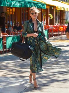 Chrissy Teigen feet photo thumbnail
