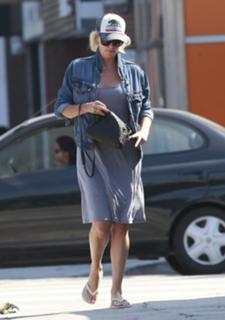 Charlize Theron feet photo thumbnail