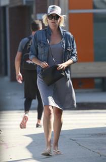 Charlize Theron feet photo thumbnail