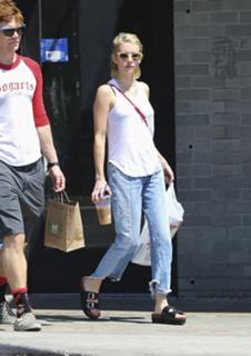 Emma Roberts feet photo thumbnail