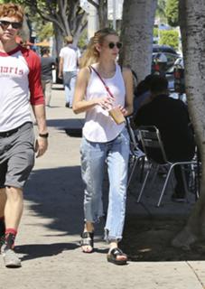 Emma Roberts feet photo thumbnail