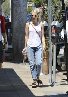 Emma Roberts feet photo thumbnail