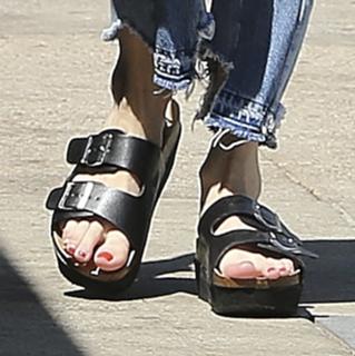 Emma Roberts feet photo thumbnail