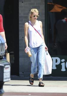 Emma Roberts feet photo thumbnail