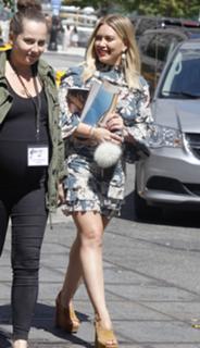 Hilary Duff feet photo thumbnail