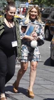 Hilary Duff feet photo thumbnail