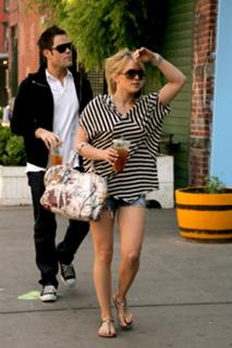 Hilary Duff feet photo thumbnail