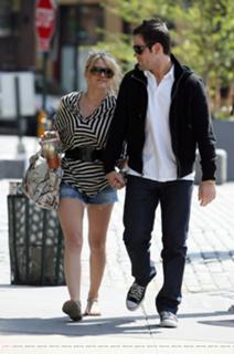 Hilary Duff feet photo thumbnail