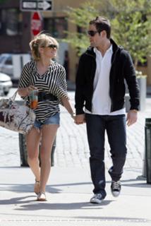 Hilary Duff feet photo thumbnail