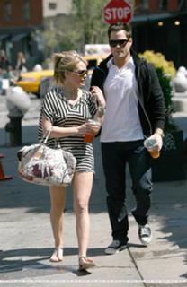 Hilary Duff feet photo thumbnail
