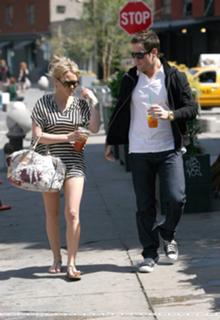 Hilary Duff feet photo thumbnail
