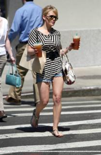 Hilary Duff feet photo thumbnail