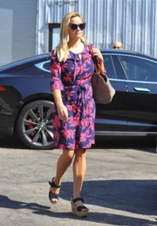 Reese Witherspoon feet photo thumbnail