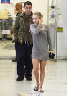 Hayden Panettiere feet photo thumbnail