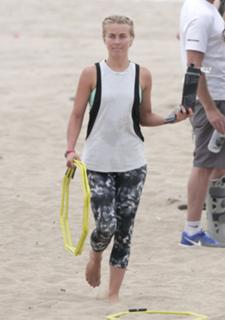 Julianne Hough feet photo thumbnail