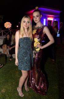 Dakota Fanning feet photo thumbnail