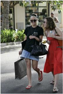 Ashlee Simpson feet photo thumbnail