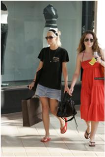 Ashlee Simpson feet photo thumbnail