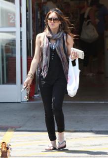 Hilary Duff feet photo thumbnail