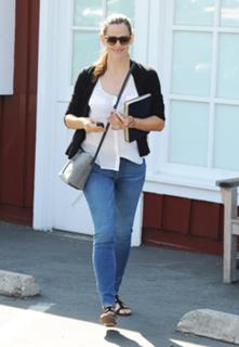 Jennifer Garner feet photo thumbnail