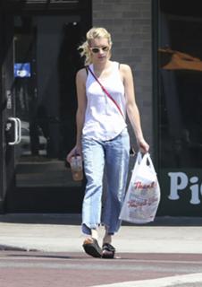 Emma Roberts feet photo thumbnail