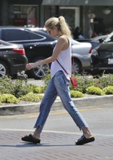 Emma Roberts feet photo thumbnail