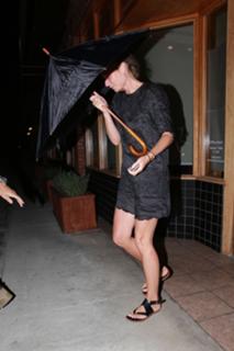 Gwyneth Paltrow feet photo thumbnail